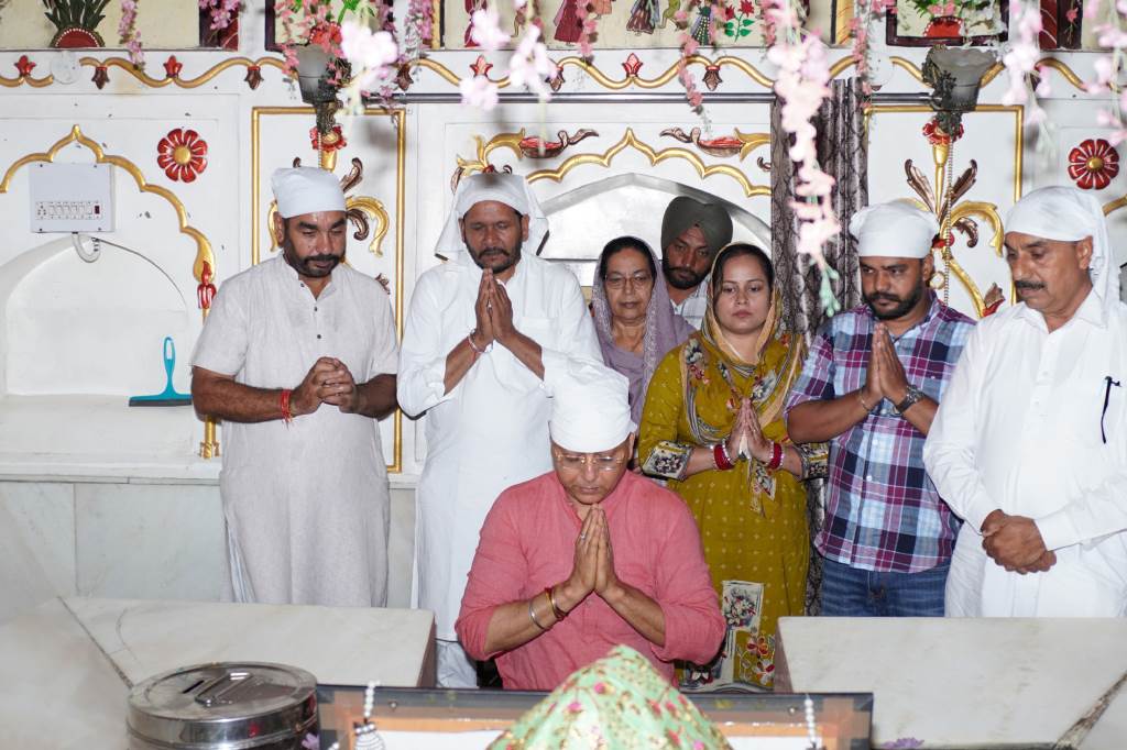 Cabinet Minister Aman Arora pays obeisance at the shrine of Baba Bhai Mool Chand Sahib along with newly elected Municipal Council office bearers and councillors
